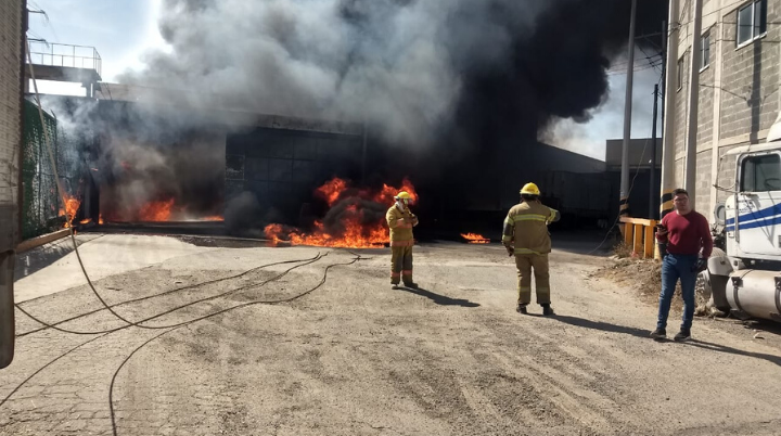 Reportan incendio en establecimiento comercial de Cuautitlán Izcalli