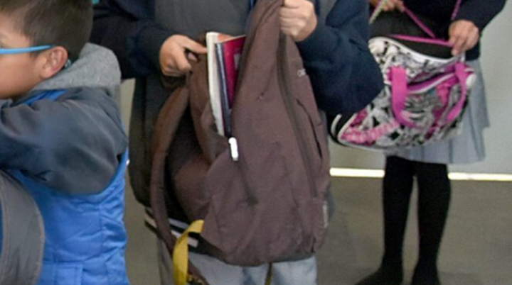 SEP busca que padres revisen las mochilas en las escuelas
