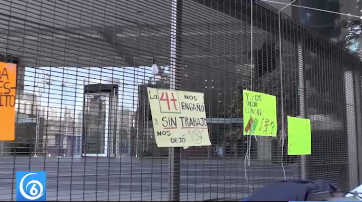 Extrabajadores del Seguro Popular mantienen bloqueo en INSABI