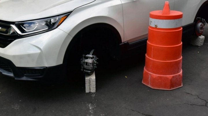 Detienen a seis sujetos que desvalijaban auto en Iztapalapa