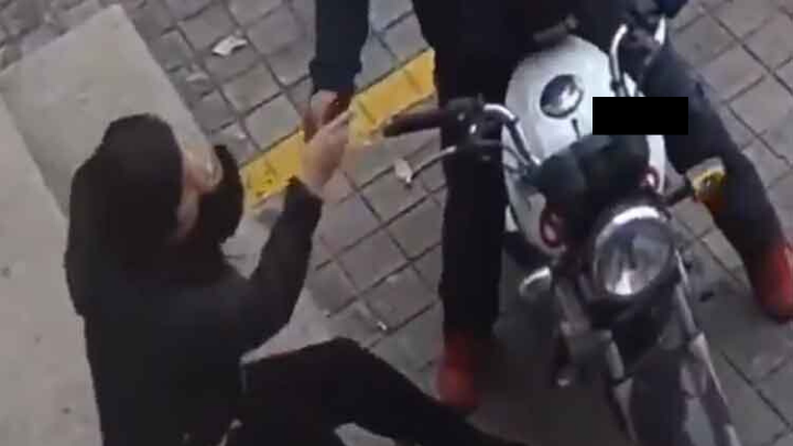 Asalta motociclista a dos jóvenes en Naucalpan