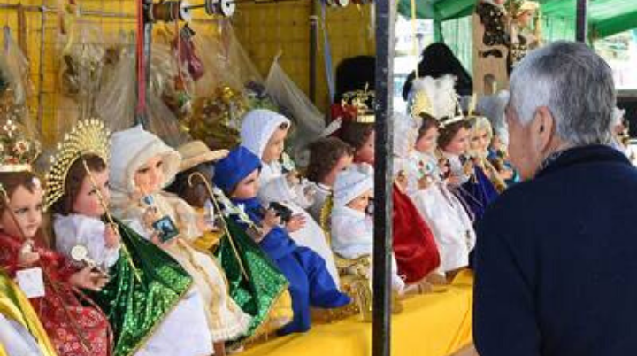 Comerciantes ofrecen productos religiosos para este 2 de febrero