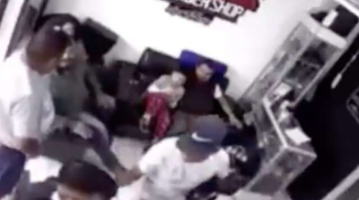 En segundos asaltan a clientes de una barbería en Iztapalapa, le roban hasta a un niño