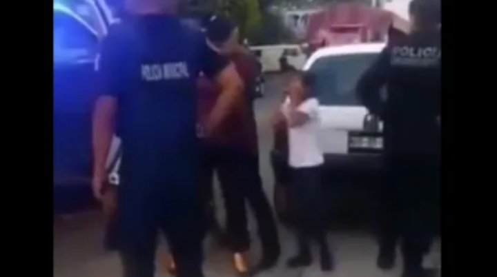 Niña suplica a policías de Naucalpan que no se lleven a su mamá, sólo vendía helados