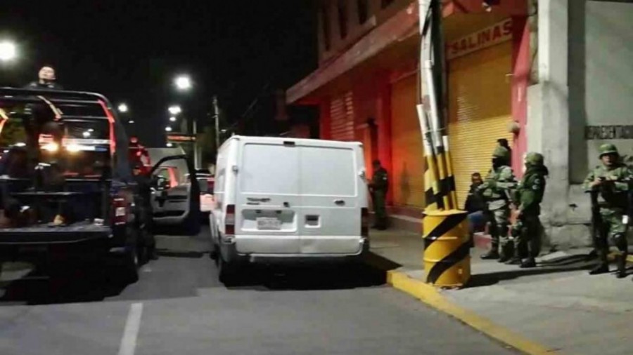 20 jóvenes intentan extraer a 3 hombres de la fiscalía de Ecatepec