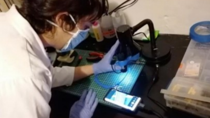 Universitario fabrica mascarillas que combaten el coronavirus