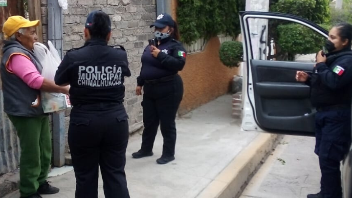 Policías de Chimalhuacán entregan despensas a familias afectadas por contingencia sanitaria