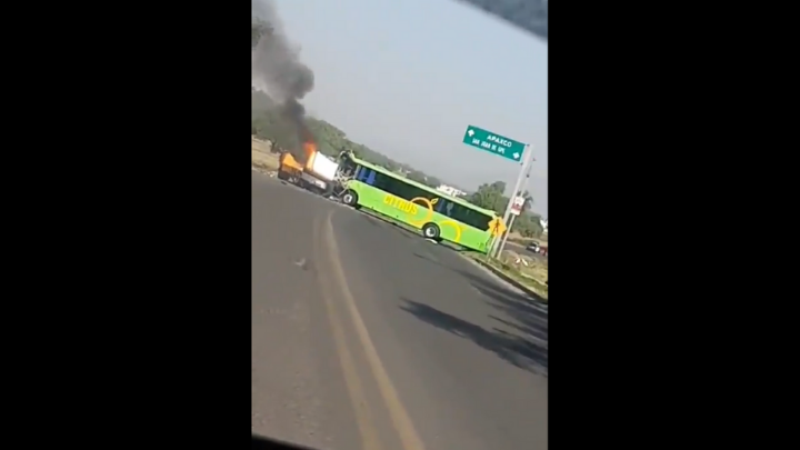 Choca autobús contra una pipa de gas en Zumpango