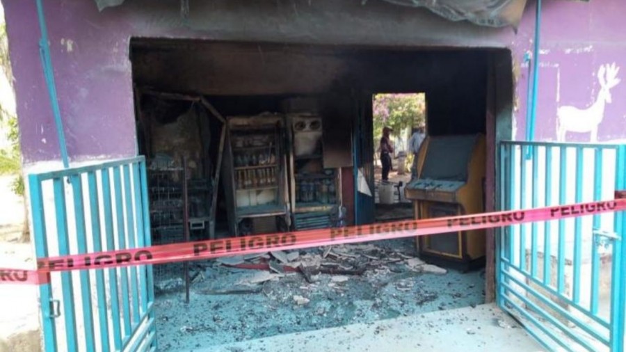 Incendian punto de venta de alcohol adulterado en Puebla