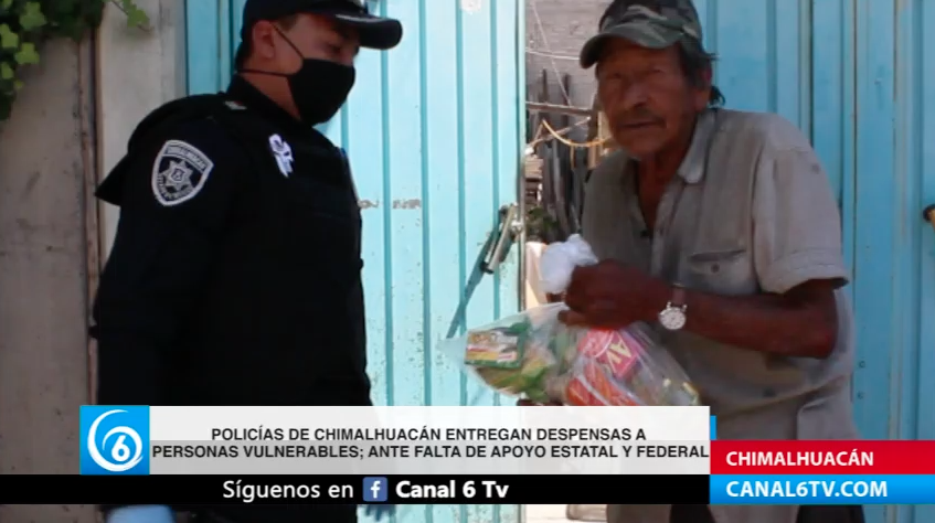 Policías de Chimalhuacán entregan despensas a personas vulnerables, ante falta de apoyo estatal y federal