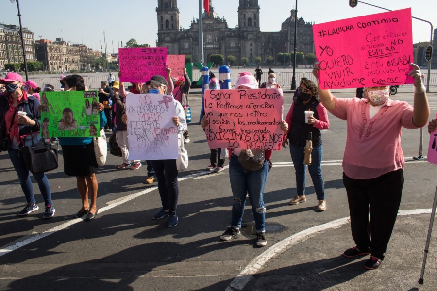 Pacientes con cáncer de mama protestan en Palacio Nacional