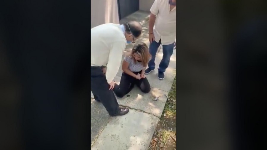 Revocan de su cargo al notario que fue exhibido por maltratar a su esposa