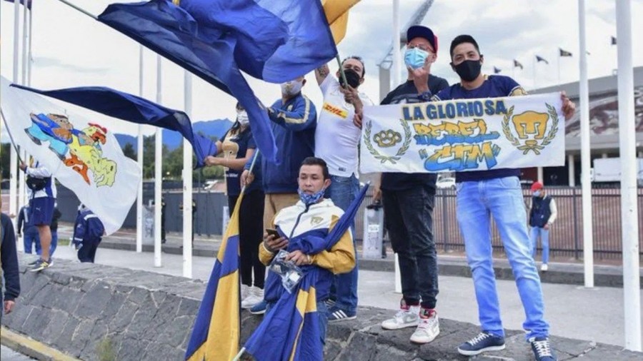 Aficionados de Pumas asisten a partido en C.U.