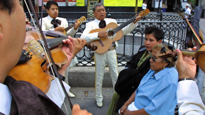 Nuevamente posponen festejos a madres y padres de la Cdmx