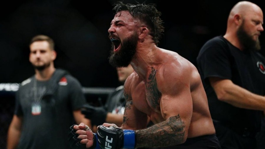 Luchador de UFC agrede a un anciano