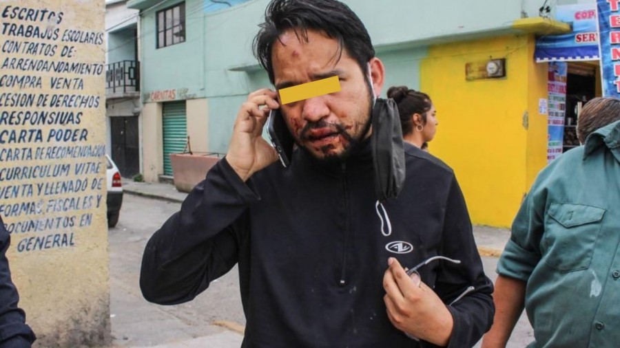 Agreden a periodista por documentar un arresto