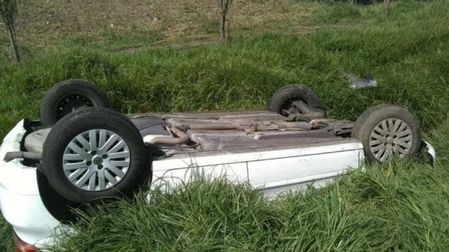 Vuelca automóvil tras ser golpeado por un camión