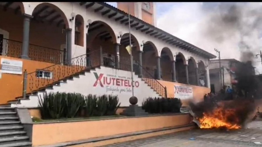 Pobladores de San Juan Xiutetelco vandalizan presidencia municipal