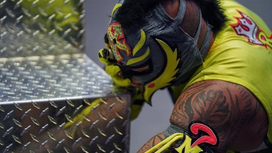 Rey Misterio a punto de perder un ojo