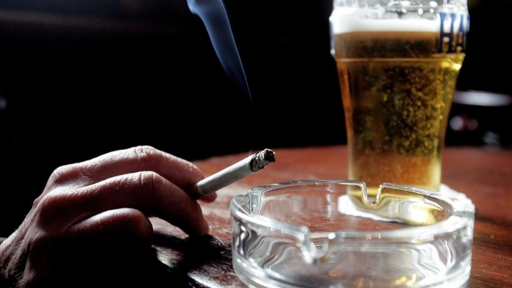 Fumar y beber en tiempos de COVID-19 es un suicidio