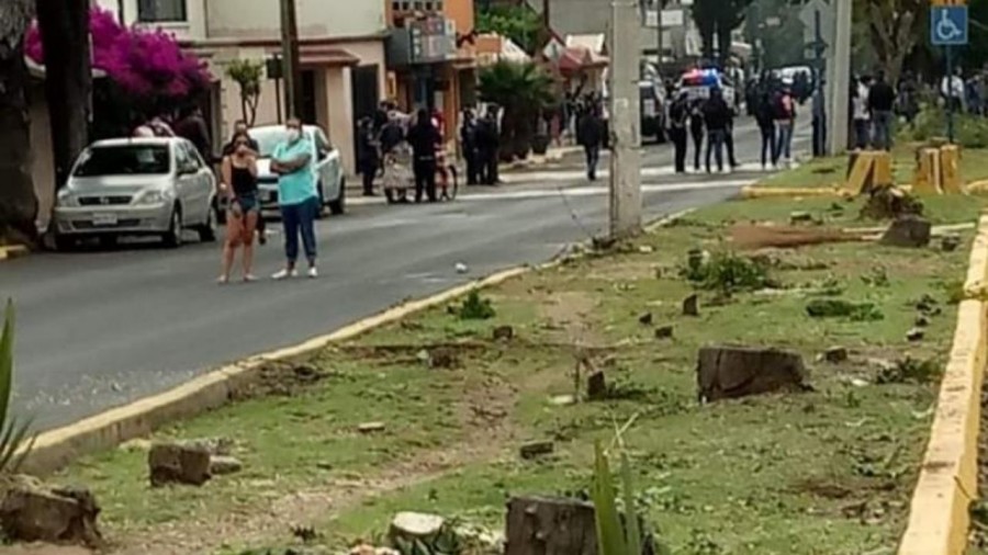 Vecinos de Atizapán se enfrentan a policías para frenar obras
