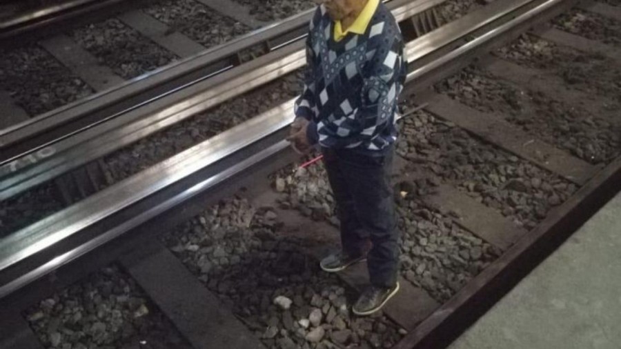 Invidente cae a las vías del Metro