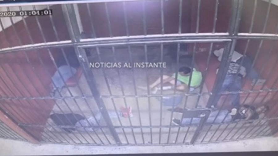 Cámaras captan suicidio de detenido en Ecatepec