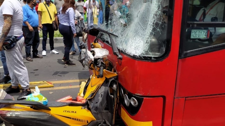 Motociclista se impactó contra una unidad del Metrobús