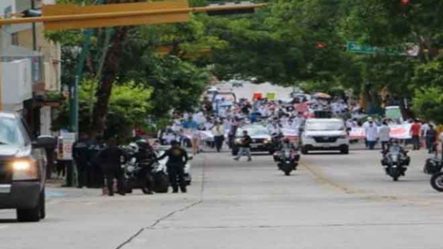 Trabajadores de la salud marchan por la liberación de médico