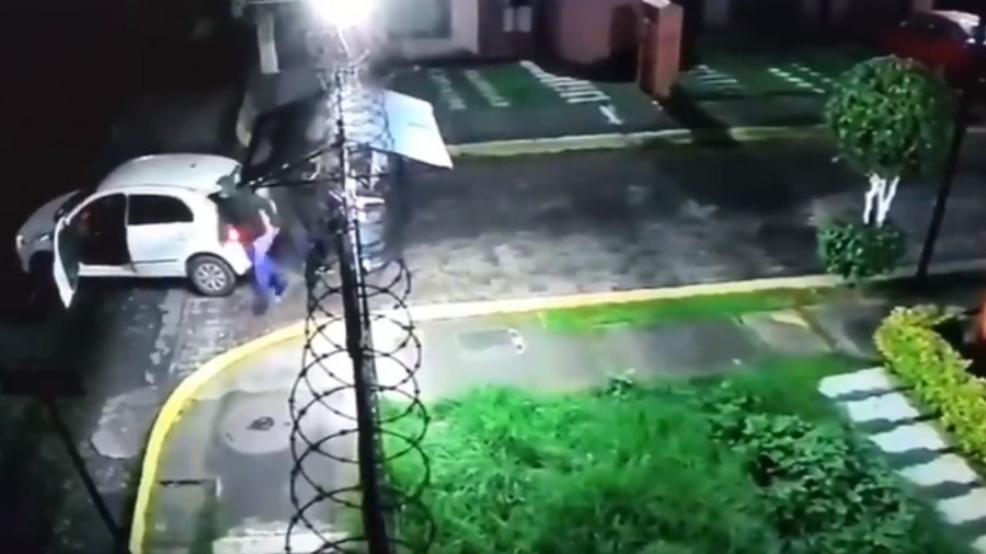 Graban un robo de vehículo en Ixtapaluca