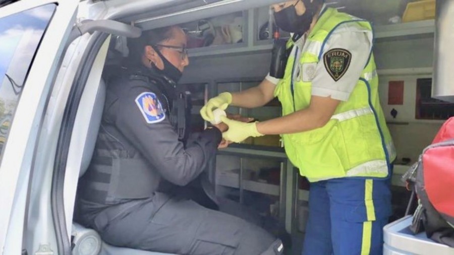 Mujer policía sufre fractura de mano durante manifestación feminista