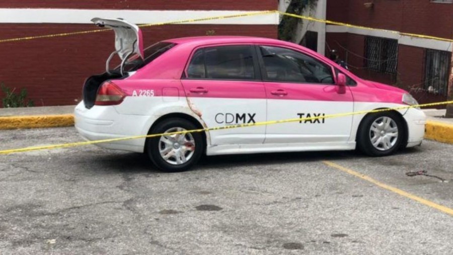Al interior de un taxi, encuentran dos cuerpos sin vida en el EdoMex