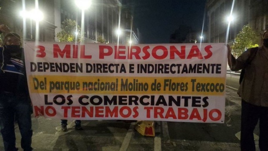Bloquean el Zócalo capitalino comerciantes de flores