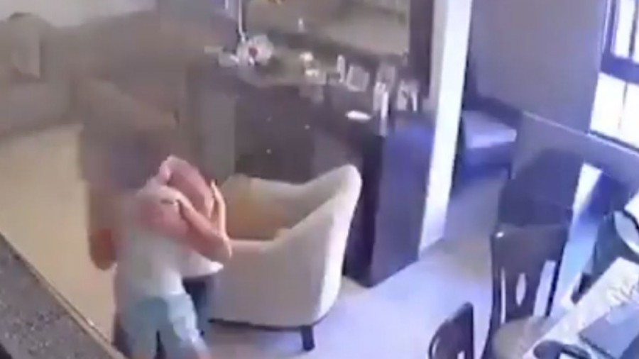 Un padre protege a su hijo de la explosión en Líbano