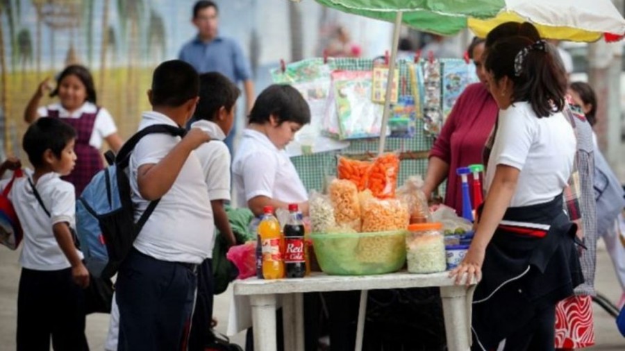 La CDMX busca prohibir la comida chatarra a menores