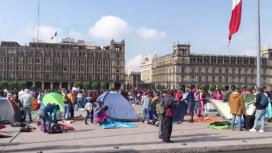 Maestros se exponen a covid-19 por demandar pagos pendientes de nomina
