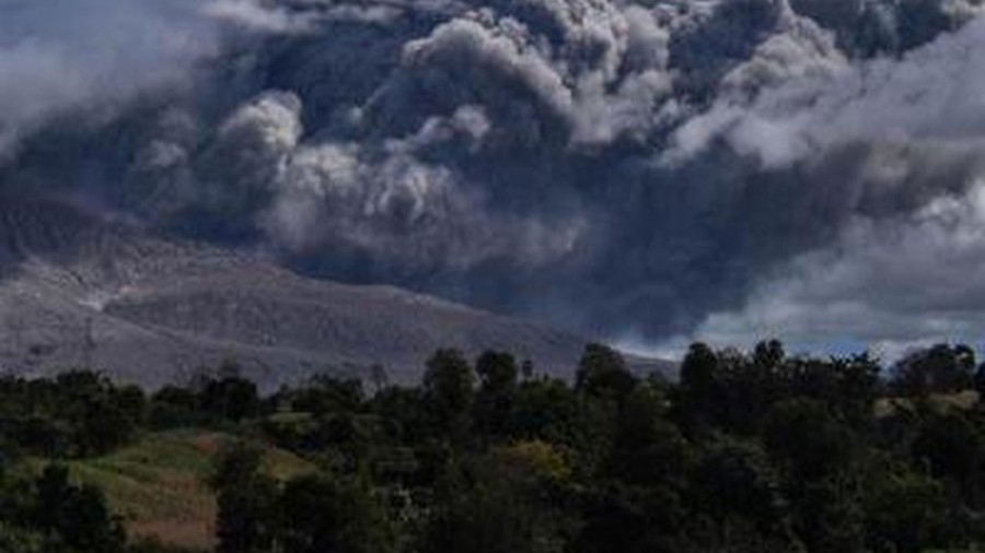 El volcán Sinabung expulsó una fuerte columna de cenizas