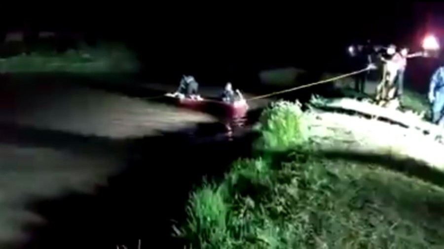 Con lanchas y lámparas rescatan a joven ahogado en jagüey de Ixtapaluca