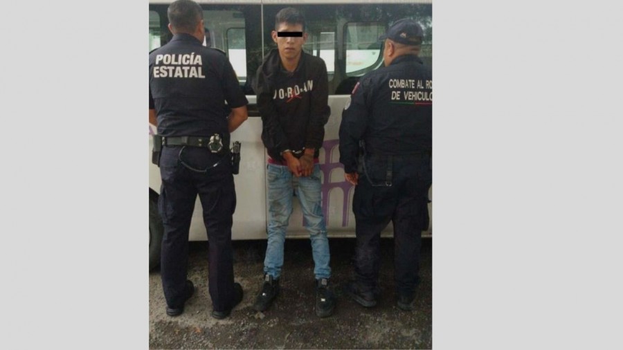 Pasajeros capturan a ladrón y lo entregan a la policía