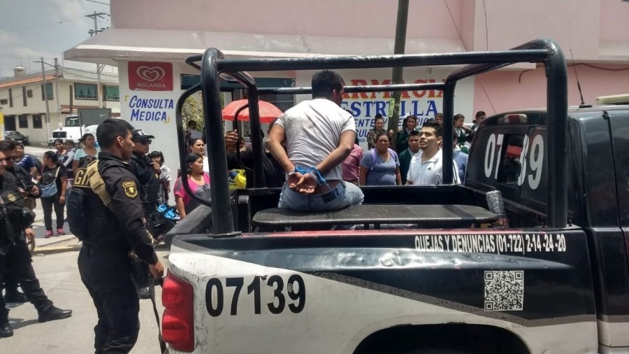 Comerciantes dan golpiza a presuntos asaltantes en Cuautitlán Izcalli