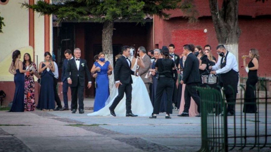 Multan a Vicente Fox por celebrar boda en el Centro Fox