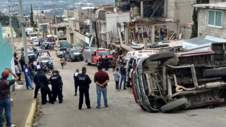 Comisionado fallece tras volcadura de camioneta de desayunos