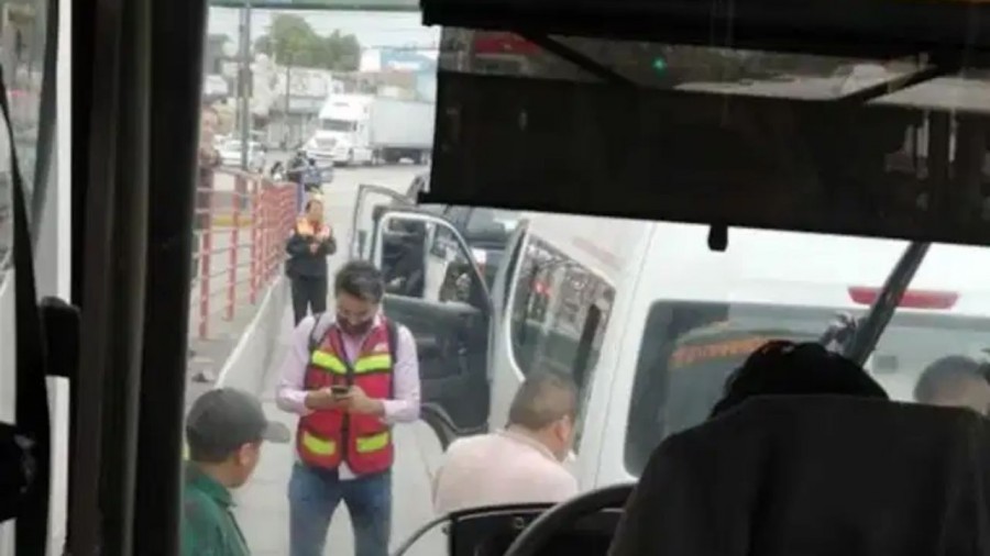 Combi invade carril del Mexibús en Tultitlán y provoca choque