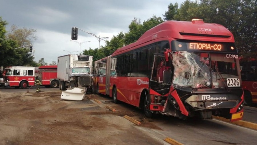 Choca Metrobús con camión de carga, hay tres heridos