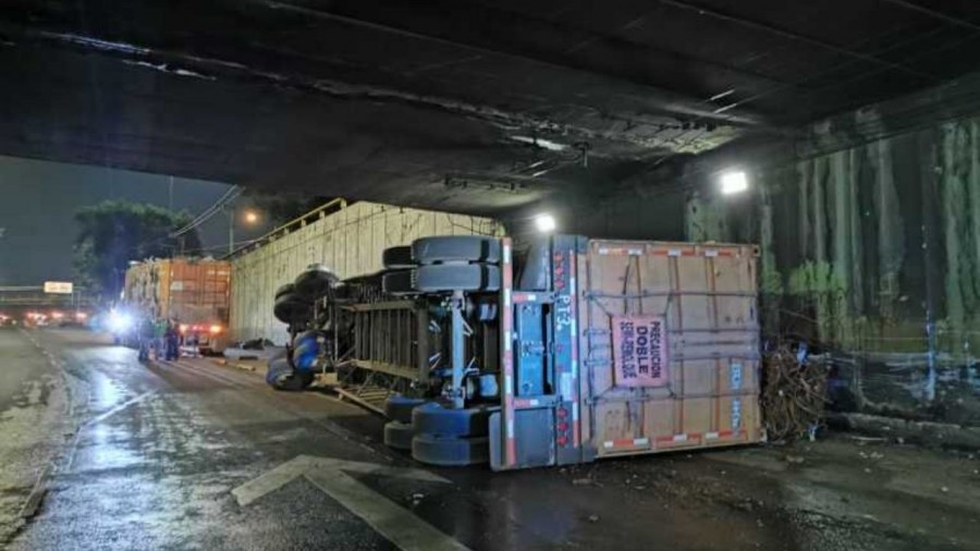 Se vuelca tráiler en el norte de la Ciudad de México