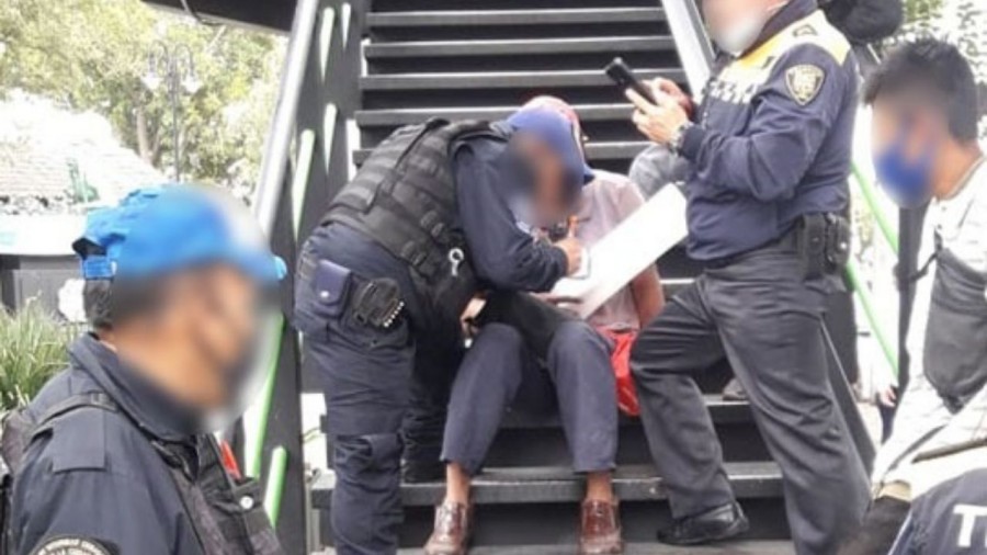 Hombre intenta suicidarse de puente peatonal en Xochimilco