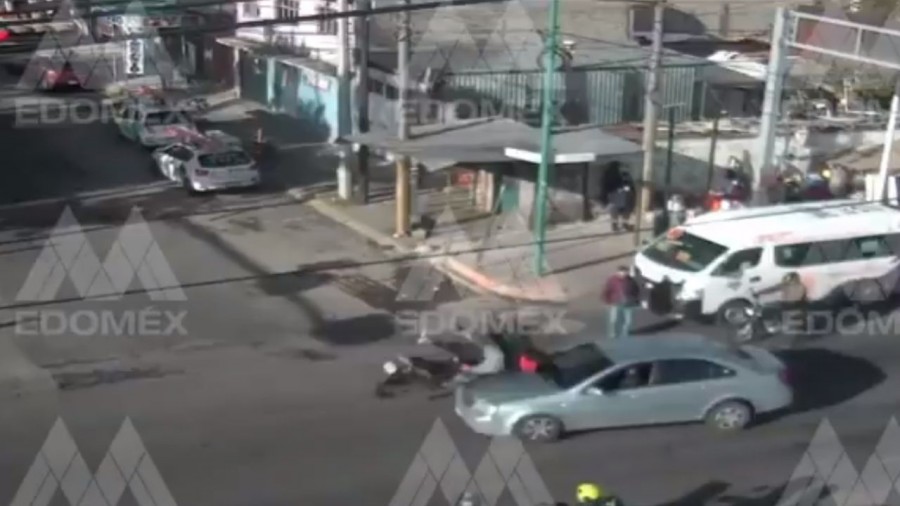 Motociclista se pasa el alto y es arrollado en Nezahualcóyotl