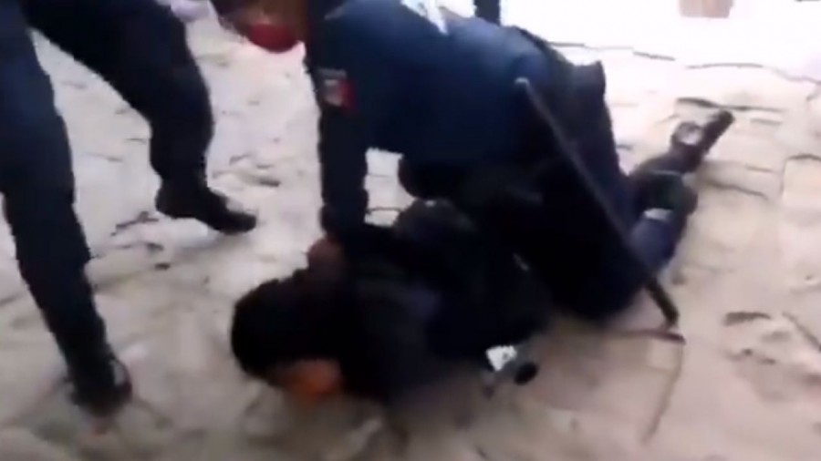 Con violencia, policías detienen a mujeres indígenas por vender artesanías