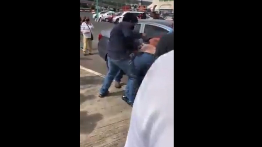 Golpean y desvisten a supuesto ladrón, pero se les escapa