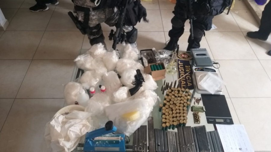 Catean inmueble en Texcoco, encuentran drogas y armas